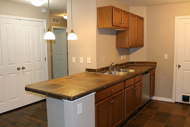 Foto del edificio - 2450 Windrow Dr