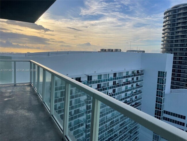 Building Photo - 1900 N Bayshore Dr