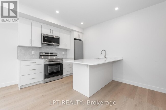 Building Photo - 319 Shakespeare St