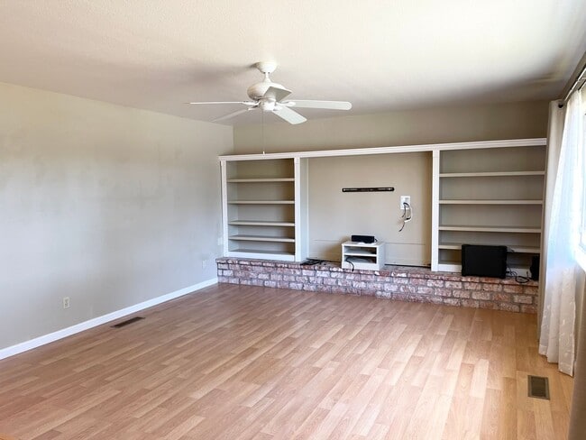 Foto del edificio - Centrally Located 3 Bedroom Duplex in Wind...