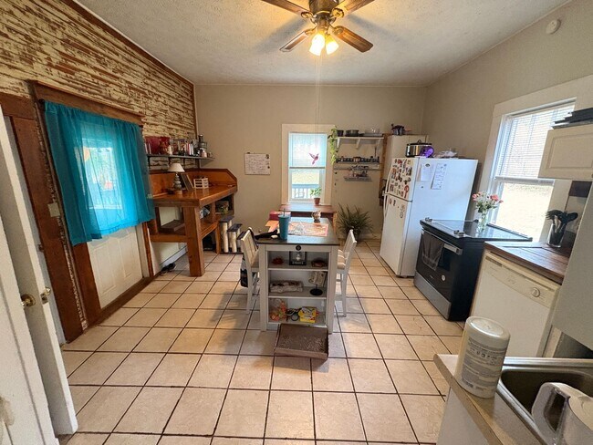 Foto del edificio - 462 Whitehall Rd