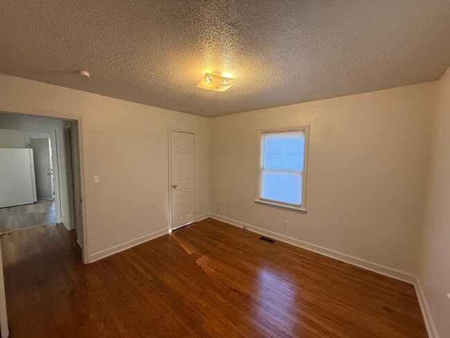 Building Photo - Three bedroom, 1 bath house in Burlington