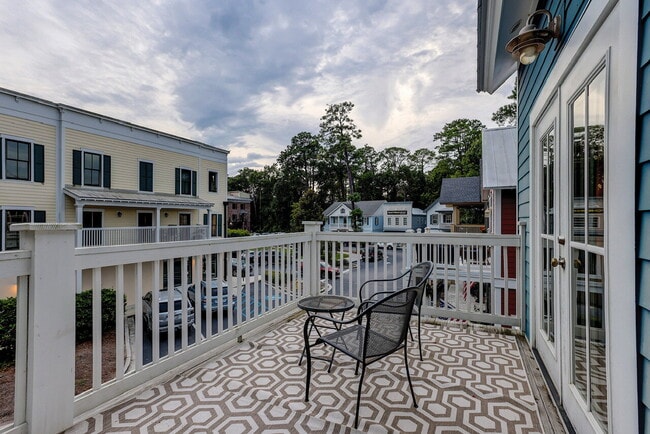 Foto del edificio - Fully Furnished Two Bedroom Apartment in t...