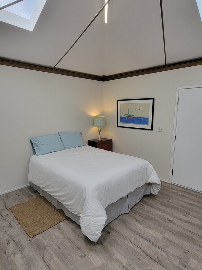 Building Photo - 1105 Palms Blvd