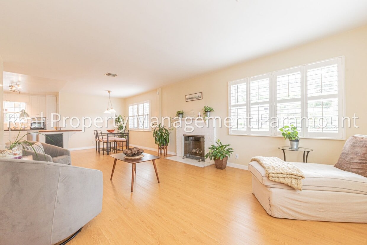 Primary Photo - Modern, Eco-Friendly 4BR Home with Views i...