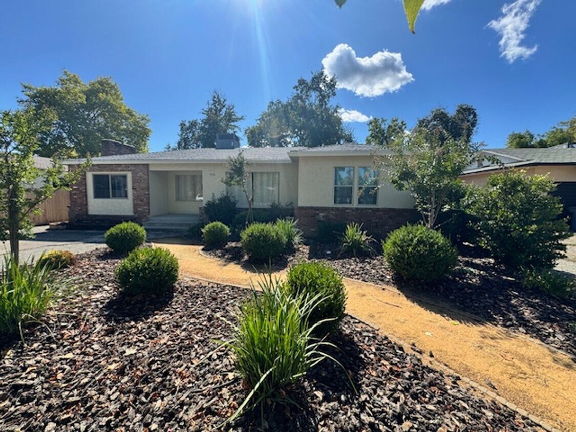 Foto principal - Charming Updated 4-Bedroom Home in the Gar...