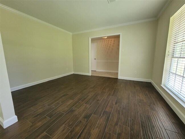 Foto del edificio - 9322 Fairdale Ln