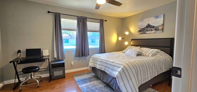 Segundo dormitorio - Cama Queen - 1910 W Palmyra Ave