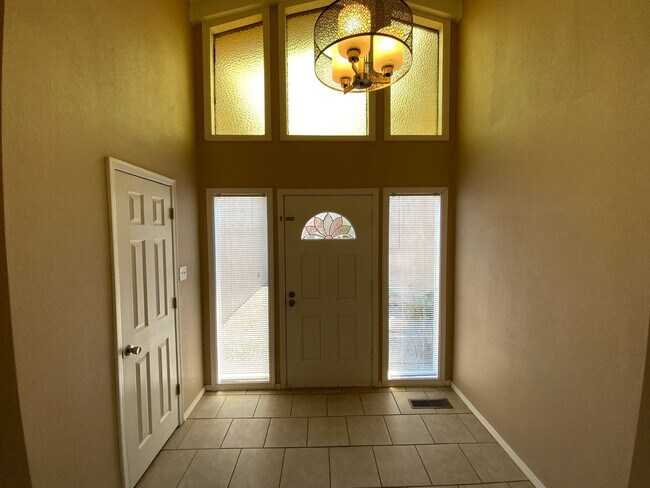 Foto del edificio - 3 Bedroom Single Story Home Available Near...