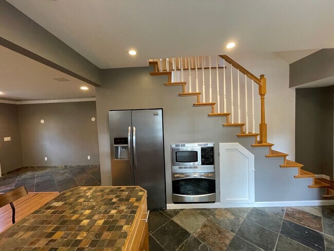 Foto del edificio - Nice Spacious 3 bd / 3 full bath and 2 half bath Home with Huge Backyard