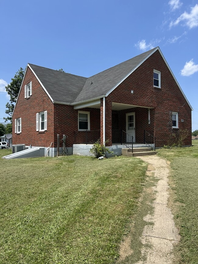 Building Photo - 838 Jenny Wren Dr