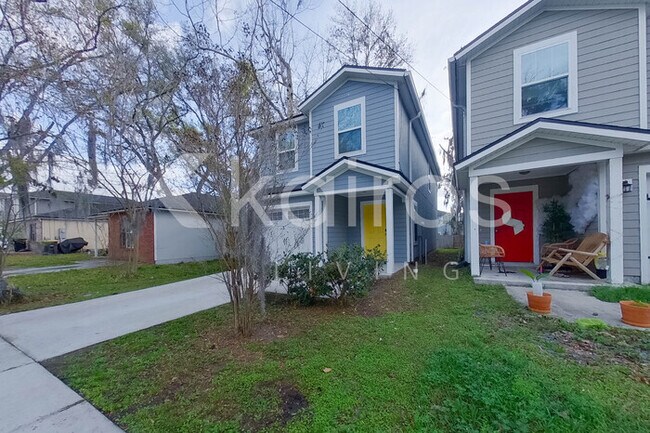 Building Photo - 1349 Mull St