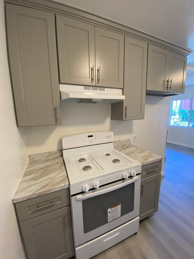 Kitchen - 2024 N Commonwealth Ave