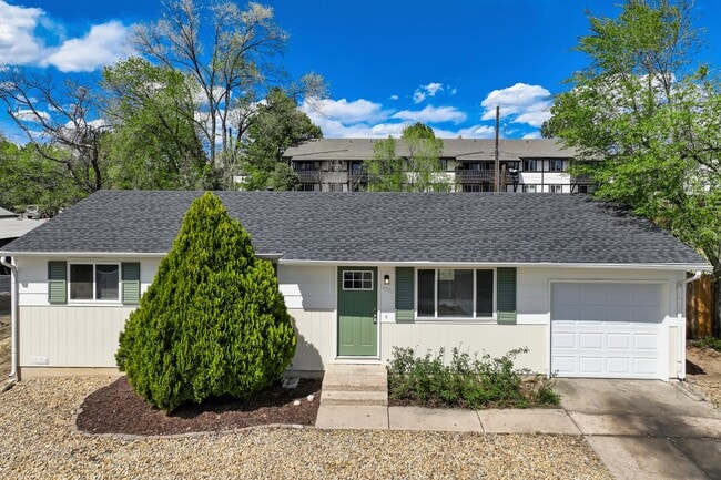 Building Photo - 2050 Del Mar Dr
