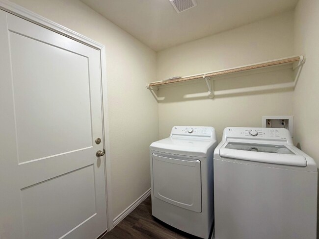 Foto del edificio - 7026 Phoenix Dr