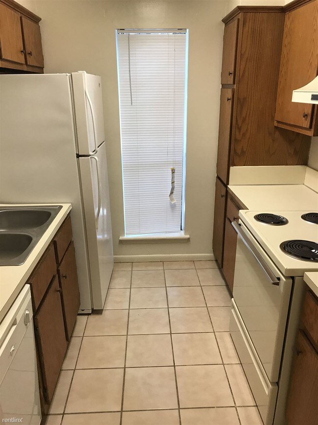 Building Photo - 2 br, 1.5 bath 4plex - 2406 Bandera Dr C