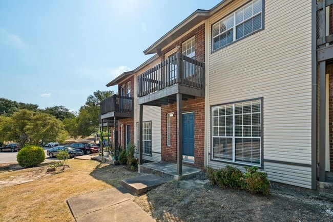 Building Photo - Near Downtown Townhome - 2BD/2.5BA - New finish - W/D  - $1350 W Rent Credit