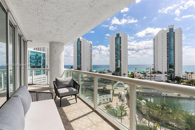 Foto principal - 16400 Collins Ave