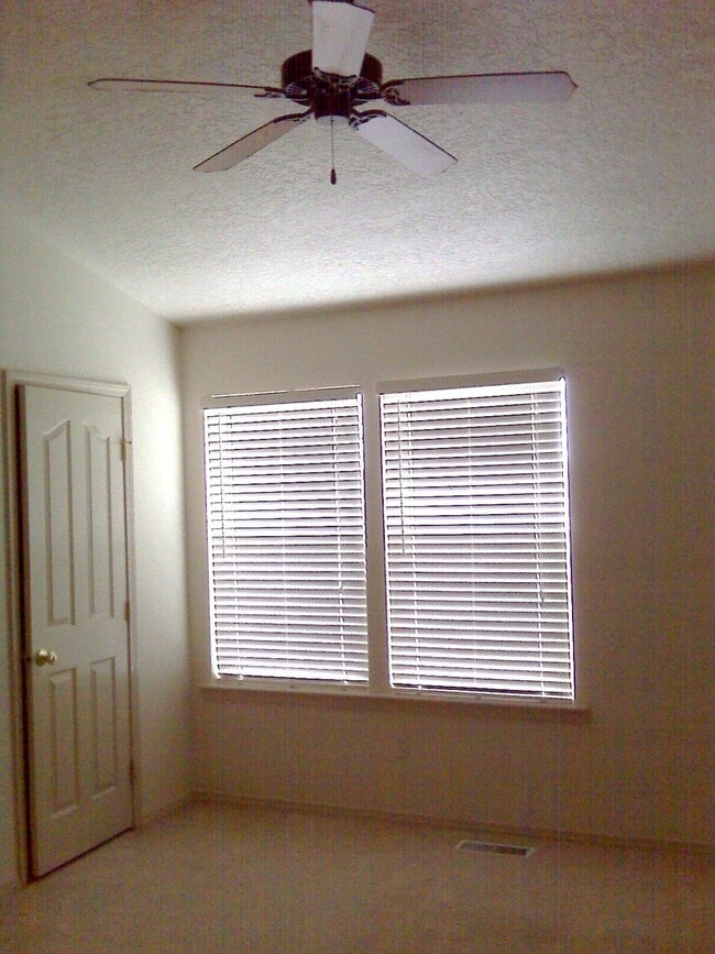 Building Photo - Large 3 BedRoom w/BONUS ROOM Home in MoonR...