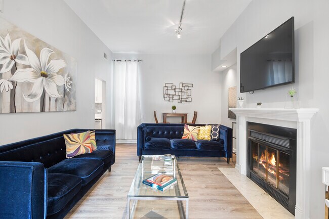 Living Room - 419 W Oakdale Ave