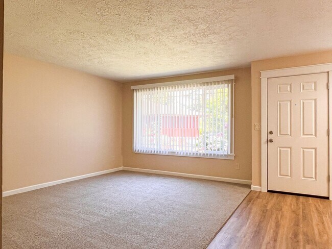 Building Photo - 2BD/1BA DUPLEX W/ GARAGE &YARD IN SALEM