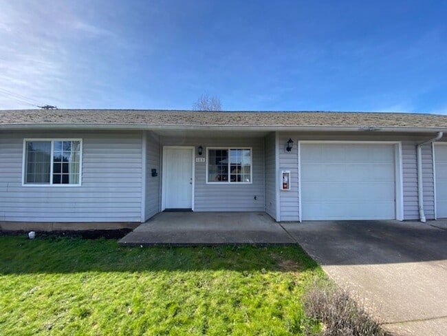 Building Photo - Duplex Close To Downtown!