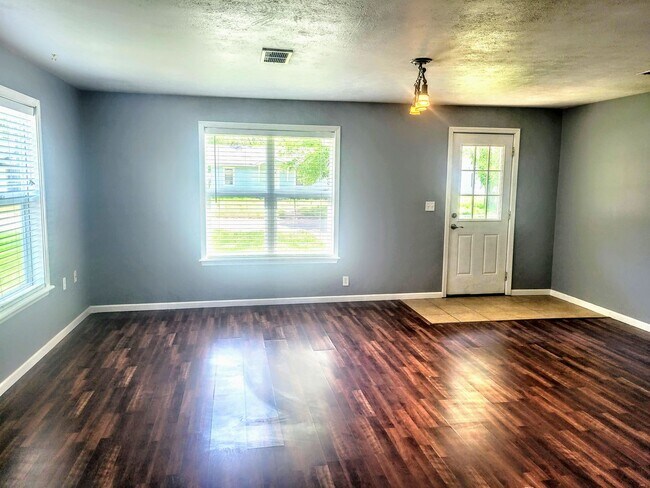 Building Photo - Fenced home near FLW!