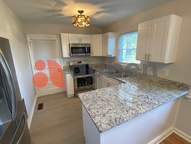 Foto del edificio - Updated 2 bed home with garage. Minutes to...