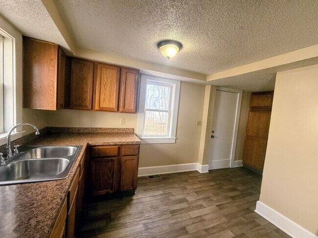 Building Photo - 729 Mallison Ave