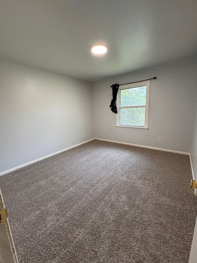 Building Photo - 3 Bedroom Home Large Yard