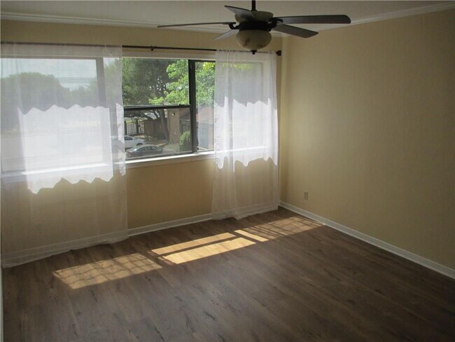 Foto del edificio - 8888 Tallwood Dr
