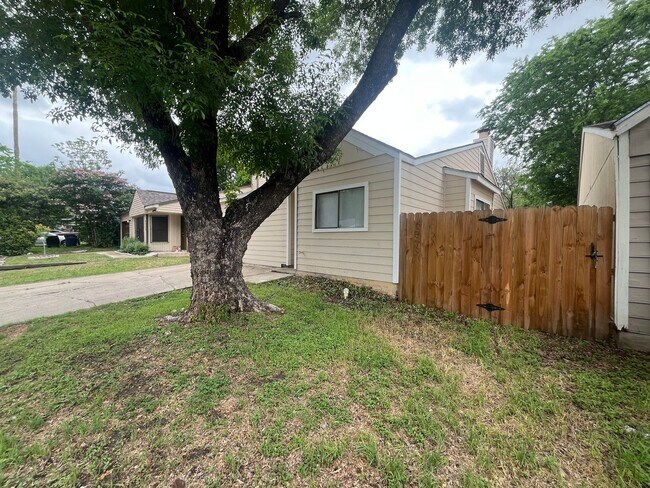 Foto del edificio - 4018 Sunrise Creek Dr
