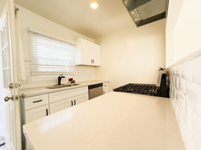 Foto del edificio - 1 Bed / 1 Bath Back House For Rent | Remod...