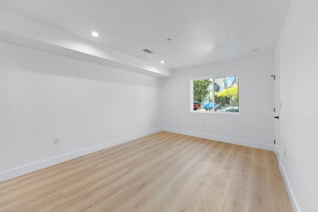 Building Photo - 3207 W 18th St
