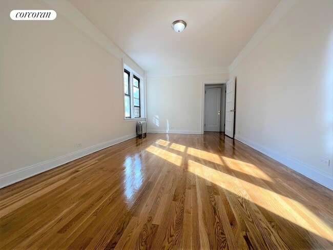 Building Photo - 824 W 176th St