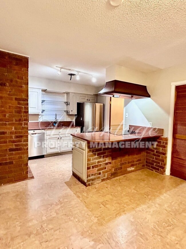 Building Photo - Newly Renovated Home In Balmoral