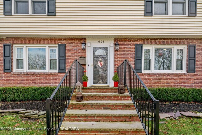 Building Photo - 628 N Edgemere Dr