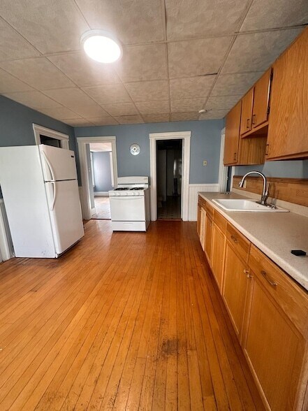 Building Photo - 144 Elm St