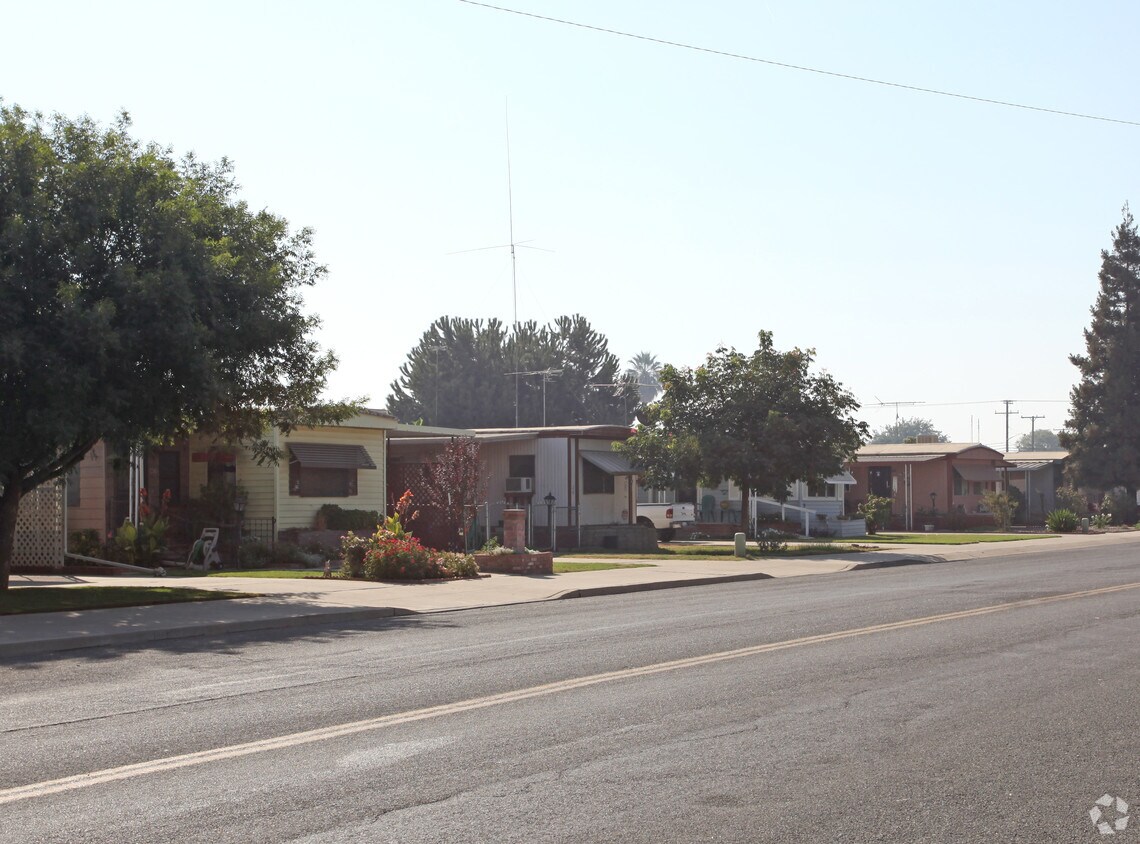 Royal Palms Mobile Estates Apartments in Tulare, CA