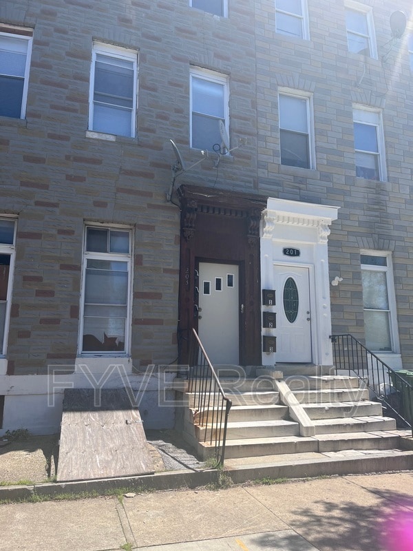 Primary Photo - 203 N Carey St