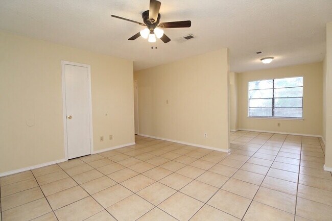 Foto del edificio - Northeast Pensacola 3BR Cul-de-Sac Home Near Olive Rd with No Carpet, Jack-and-Jill Bath & Large ...