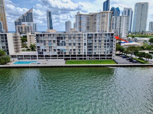 Foto del edificio - 17500 N Bay Rd