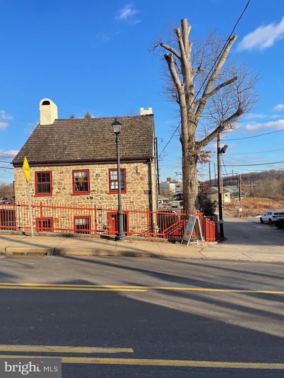 Building Photo - 427 S Bethlehem Pike