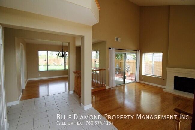 Foto del edificio - Spacious 3 BR, 2.5 BA with a 3 car garage!