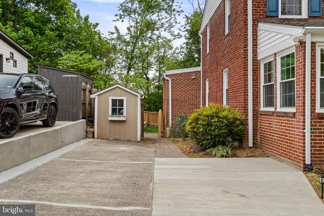 Building Photo - 5834 Edgehill Dr