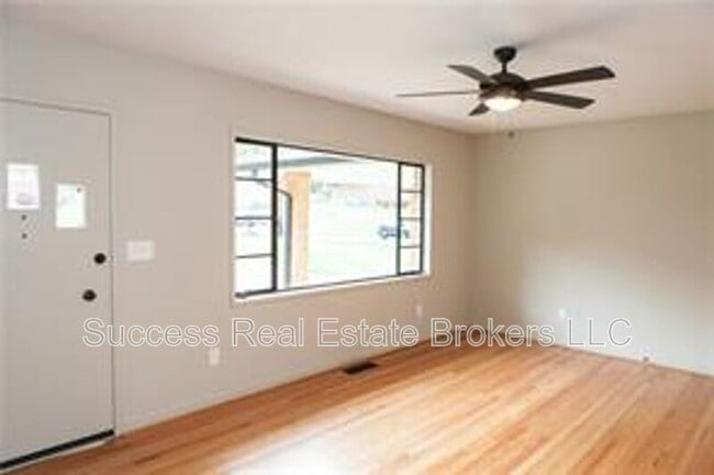 Building Photo - 2562 Farley St