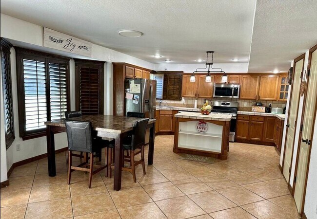 Building Photo - Beautiful  House with 4 bedrooms-2.5 baths...