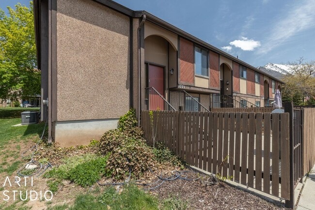 Building Photo - Fully Renovated 4-Bedroom Townhome in Prim...