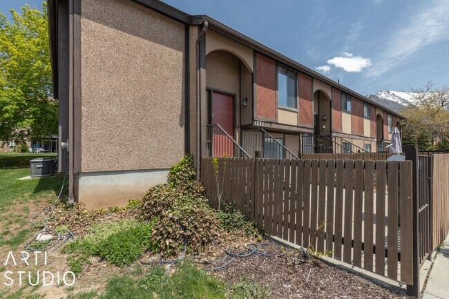 Foto del edificio - Fully Renovated 4-Bedroom Townhome in Prim...