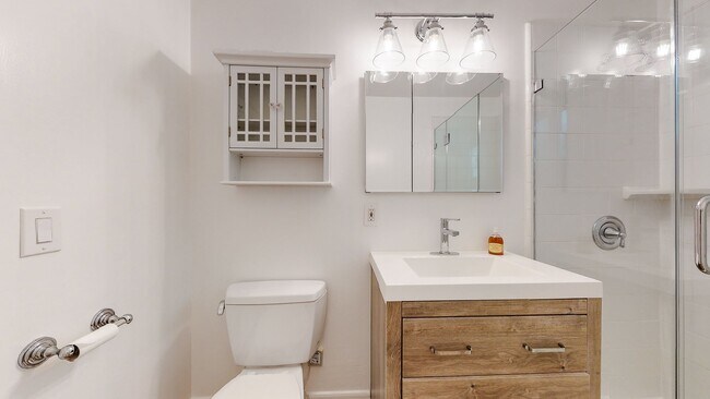 Baño - 10876 National Blvd